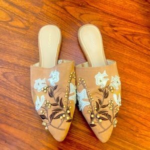 Women’s pointed flat